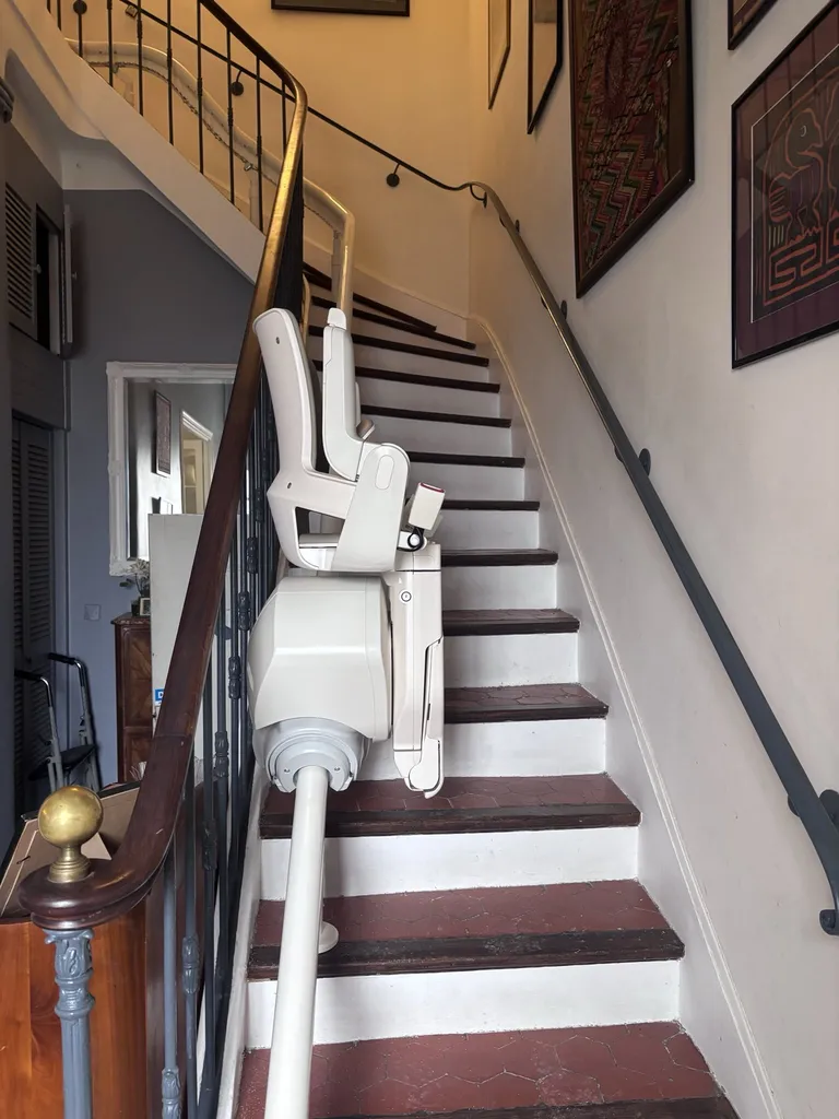 Fauteuil monte-escalier OTOLIFT Smart format compact, permet l'accès aux piétons classiques lorsque le fauteuil est stationné dans l'escalier à Marseille