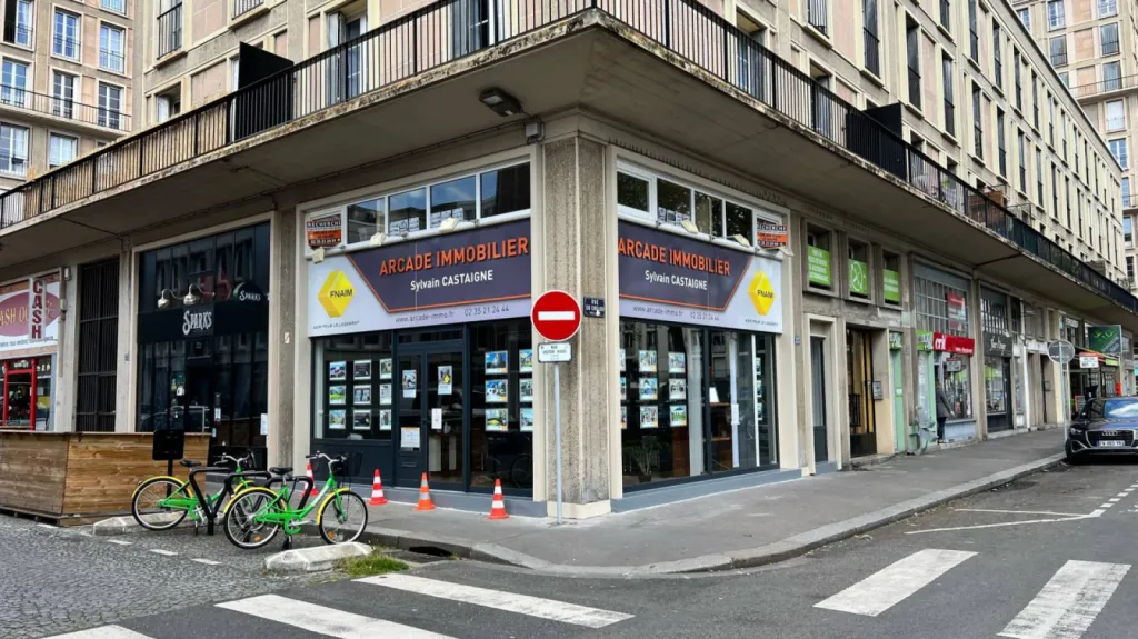 Faire rénover les peintures d'une façade de commerce architecture Perret au Havre