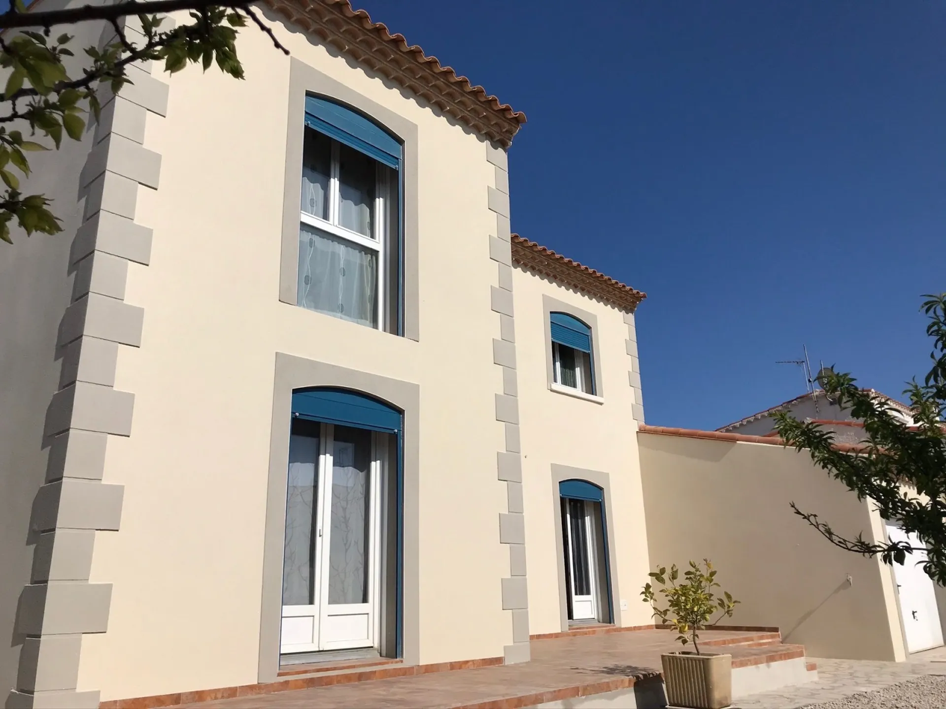 Rénovation des façades en finition gratté fin d’une maison située à Frontignan entre Sète et Montpellier 
