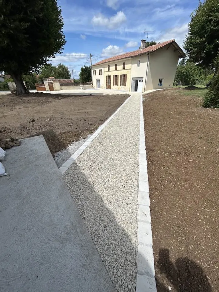  réalisation d'allée piétonne et carrossable par Green Garden Paysage  à Matha. 