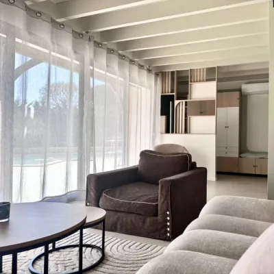 Salon réaménagé offrant une circulation fluide et harmonieuse, par l'Atelier D, architecte d'intérieur à Bordeaux