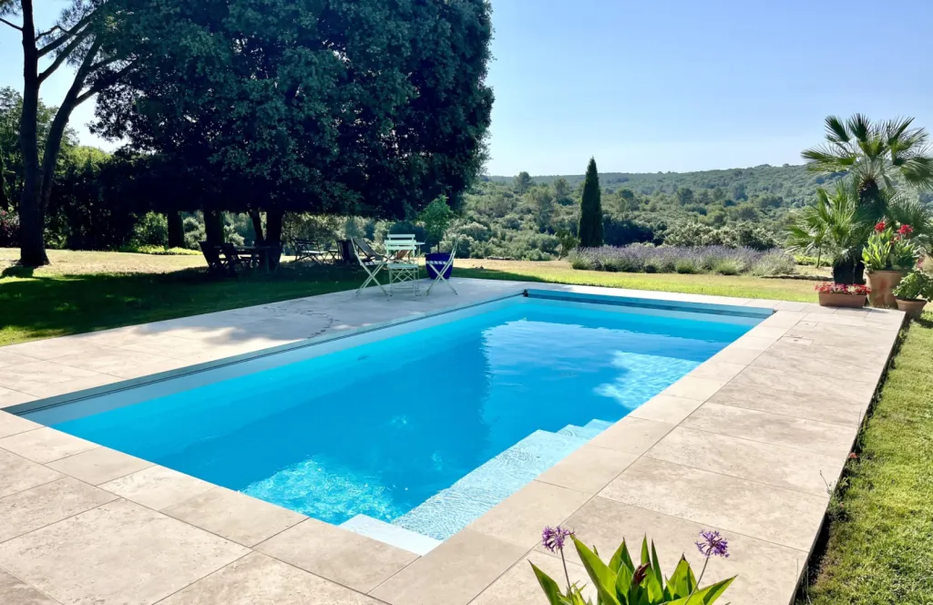 Piscine béton avec PVC blanc vernis, couverture motorisée et régulation automatique pH proche de Nîmes
