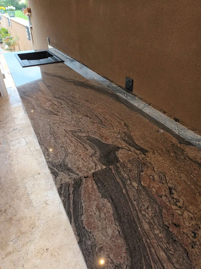 Réalisation et pose d'un pool house en granit piracema à beaucaire 