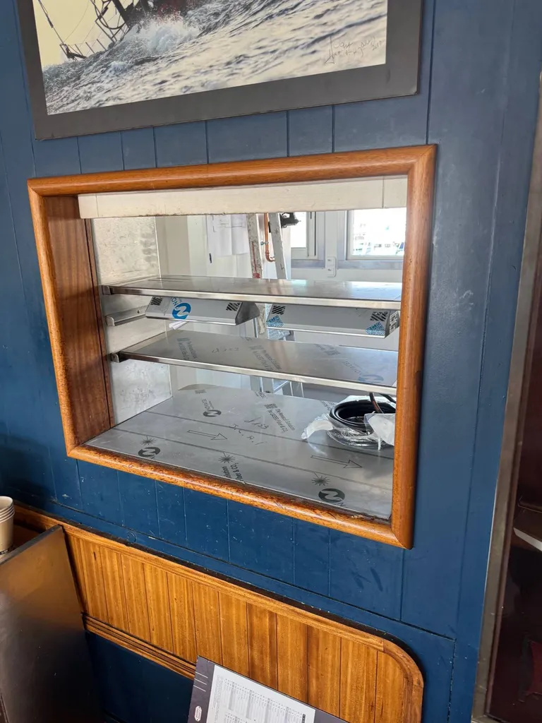 Restaurant La Nautique – Vieux-Port de Marseille | Installation d’un ensemble de cuisson, laverie, froid professionnel, four mixte Convotherm et inox sur mesure