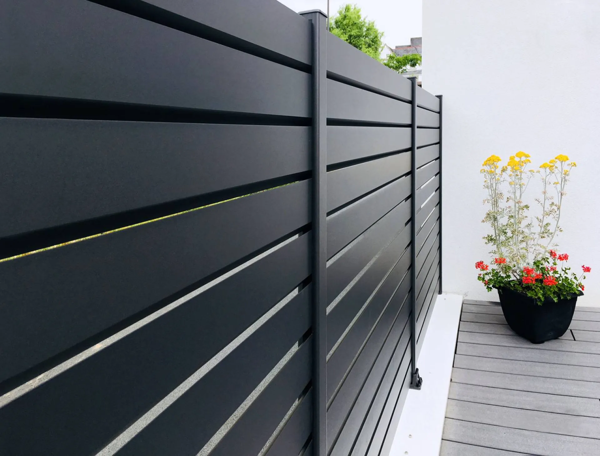 Installation de portail PVC et aluminium sur mesure dans les Bouches du Rhône