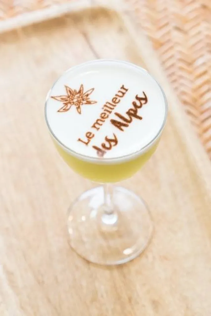 L'art de créer des cocktails signature au cœur des Alpes