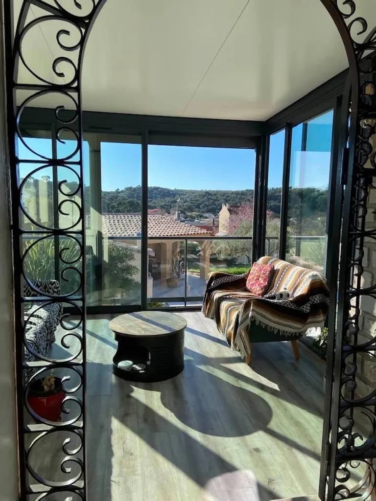 Mise en place d’une véranda design ral 7016G avec volets solaires sur Martigues