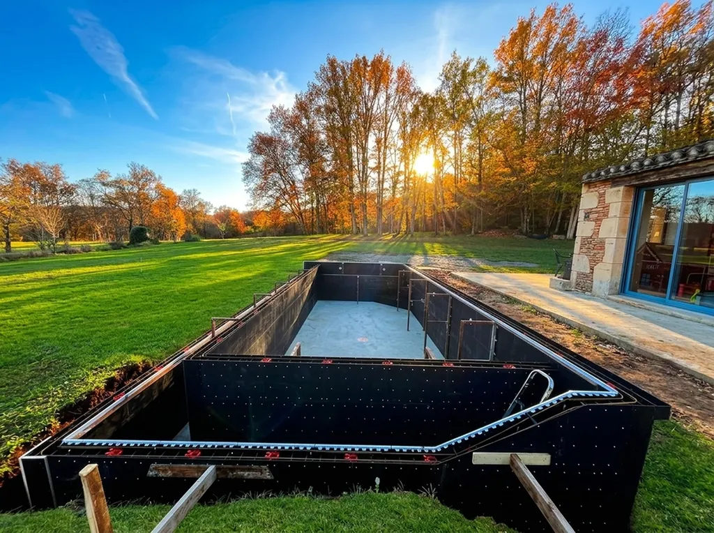 Pourquoi choisir une piscine en béton pour créer un bassin personnalisable et durable dans son jardin