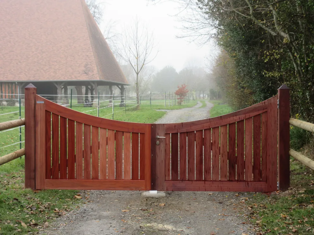 Installation de Portails d'Entrée en Bois massif et exotique moderne sur Mesure à Bourg-Achard dans l’Eure (27)