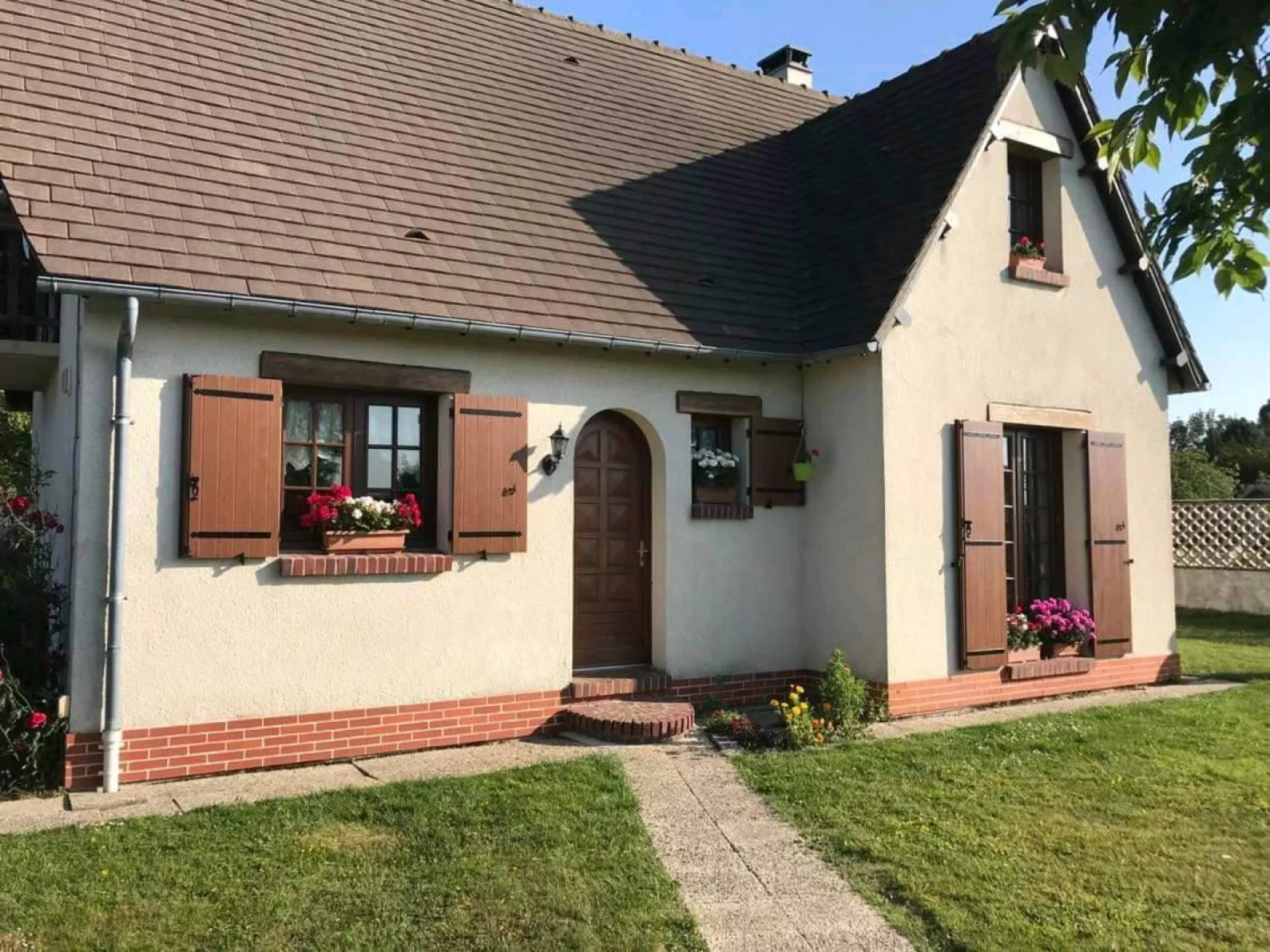 Réalisation et pose de volets battants isolants en fibre résine sans entretien sur Lanquetot (76) - Normandie