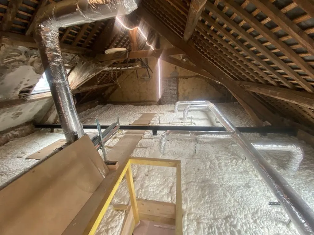 Isolation plancher de combles perdus par projection de mousse polyuréthane à cellules ouvertes