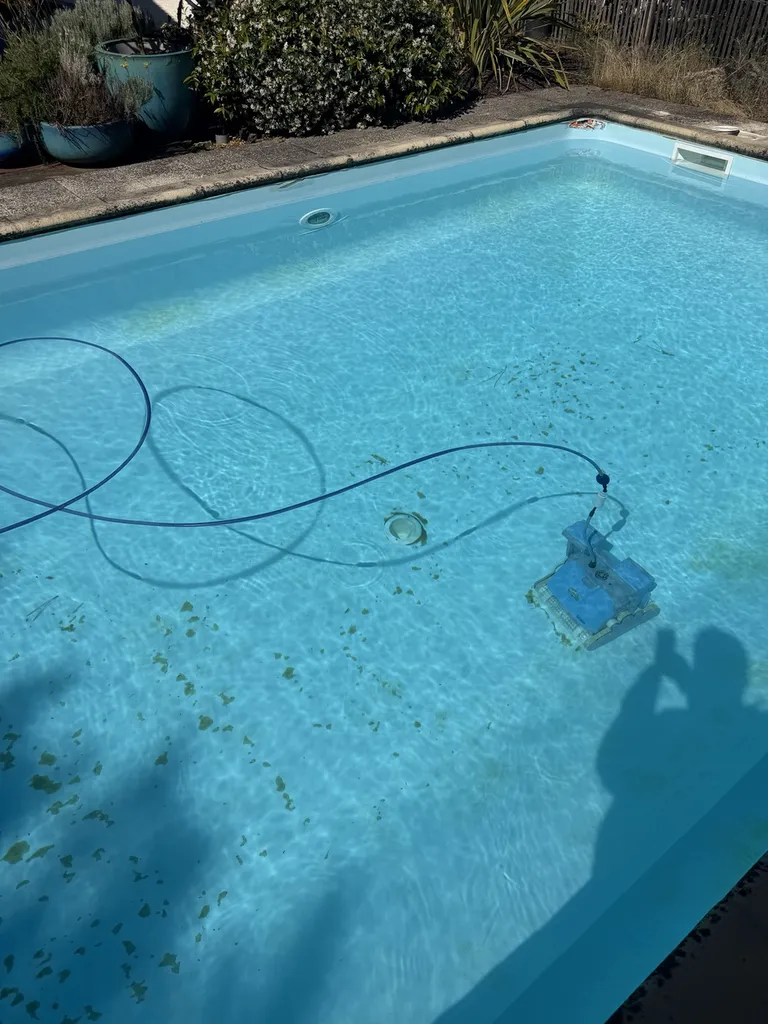 Envie d'une eau toujours propre sans effort ? Découvrez les robots de piscine à Arès avec TECHNIC LINER et profitez de votre temps libre