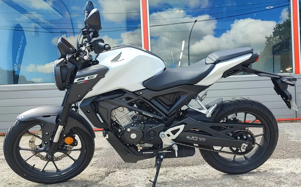 HONDA CB 125 R DU 01/2025 AVEC 500 KM