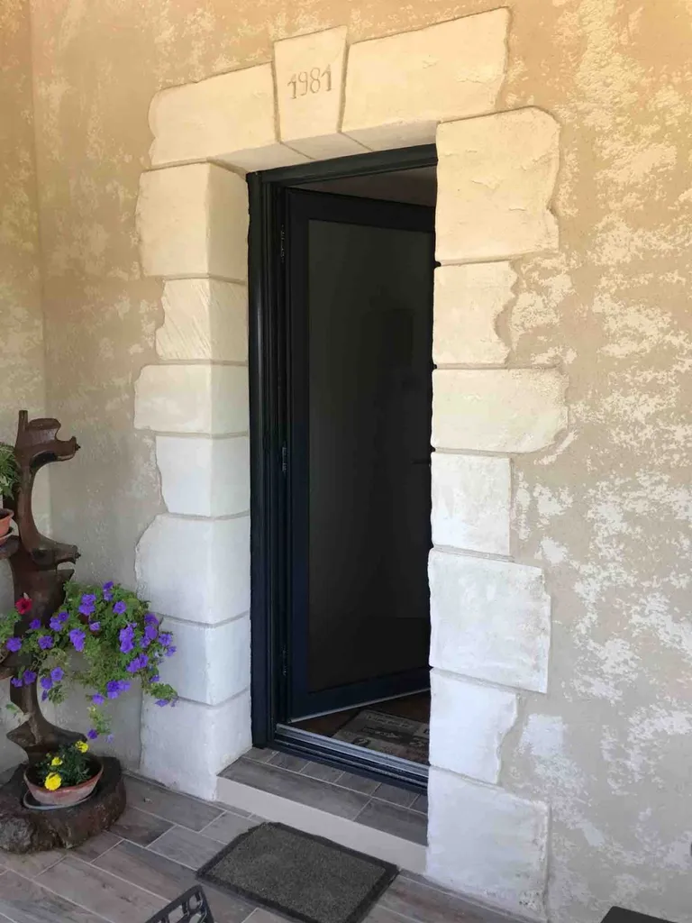 Création d'encadrements, embrasures, linteaux et clés de voûte des ouvertures dans l'occitanie