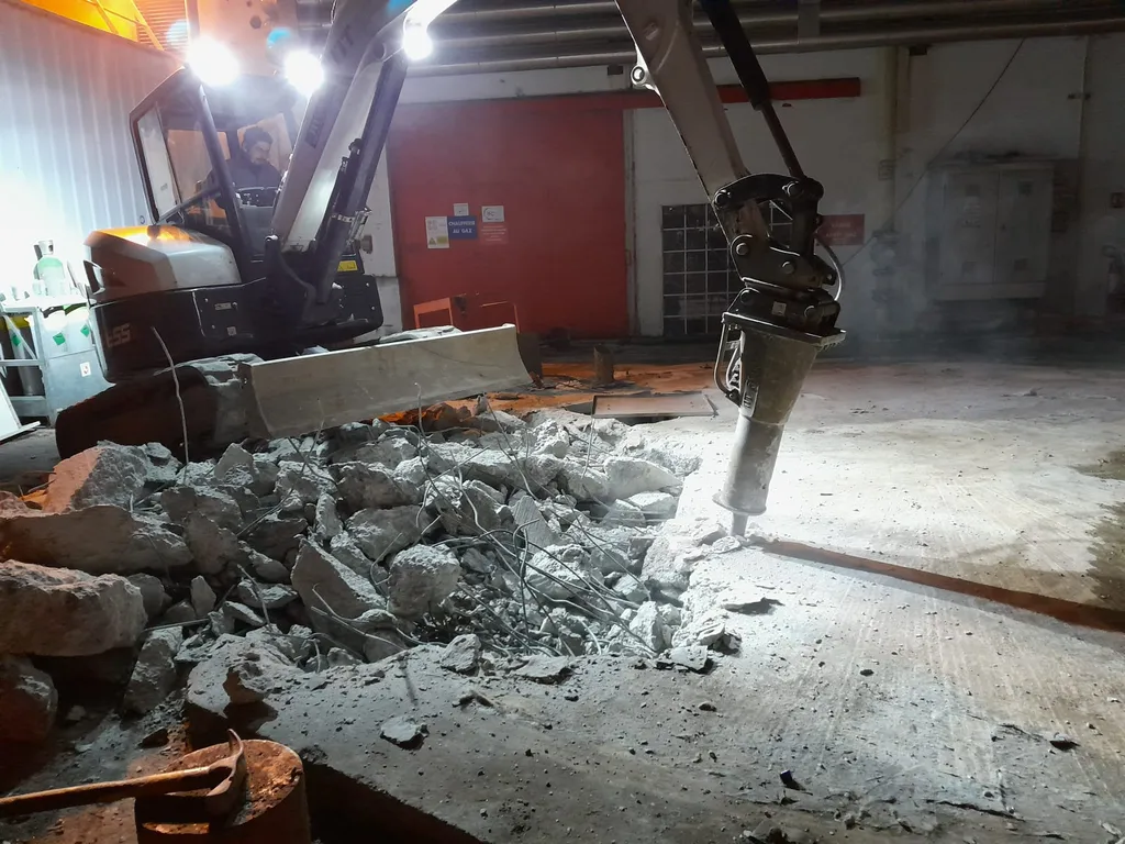 Entreprise de démolition à Ecully, près de Lyon: démolition de dalle béton avec pelle mécanique et BRH
