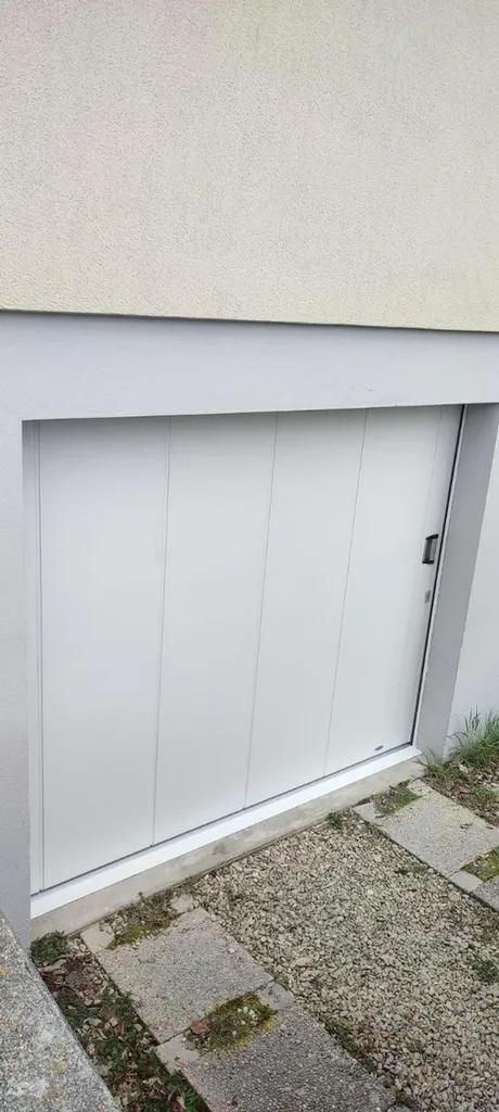 Porte de garage latérale avec portillon à Quetigny