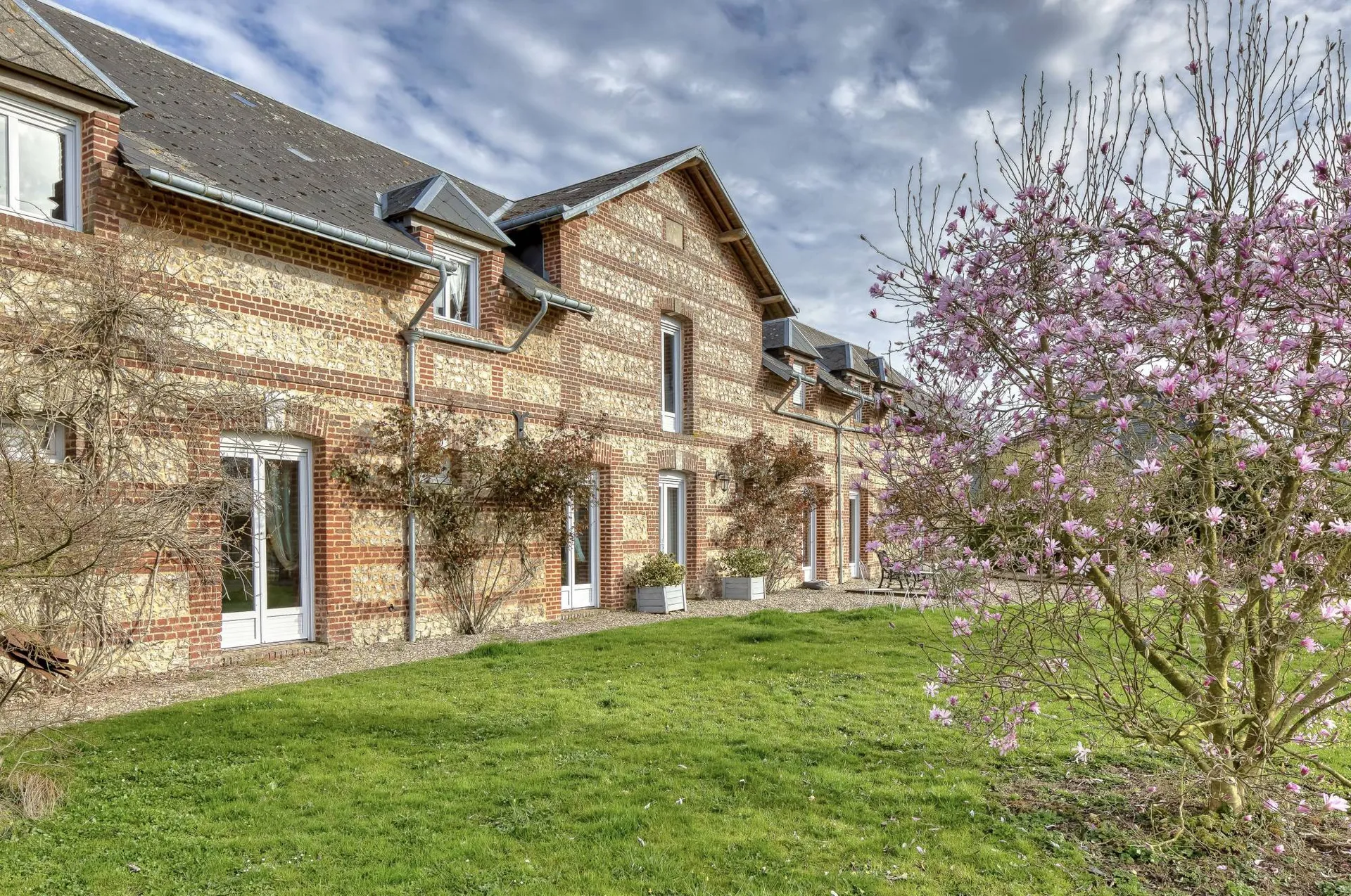 Propriété de caractère en Normandie sur son parc de 1,2 hectares.