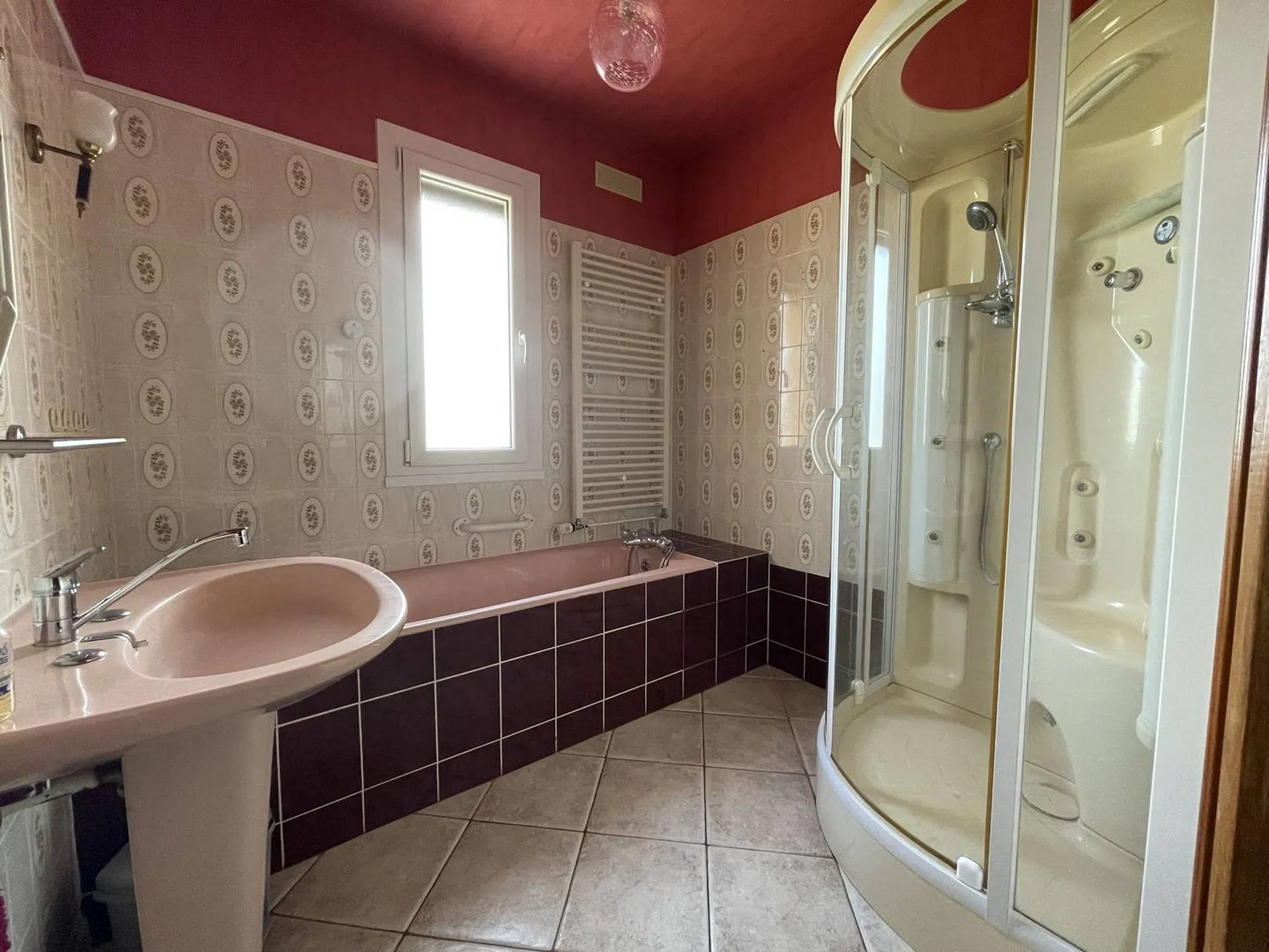 **Propriété avec sous-sol à vendre en Normandie** : Sous-sol avec espaces de rangements et chaufferie, offrant une organisation pratique pour la maison.