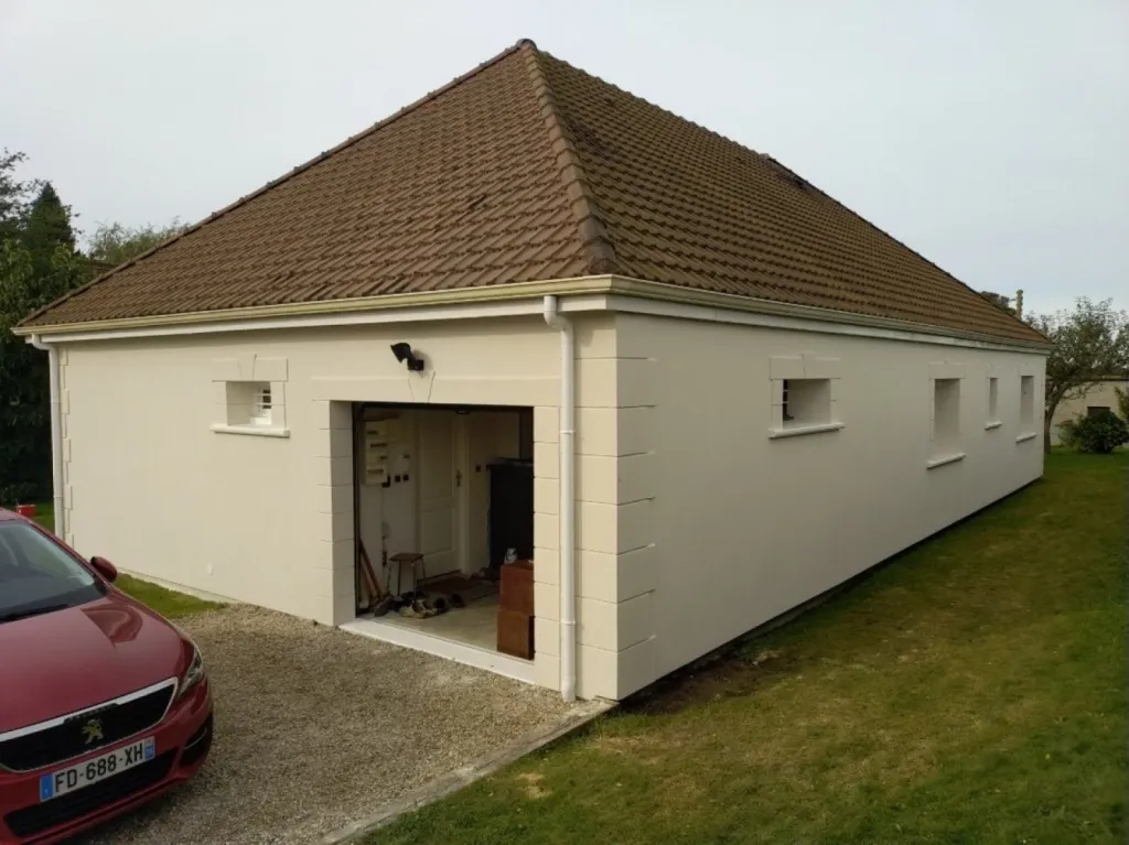 pose d'un ravalement en enduit projeté sur une maison proche Le Havre 76
