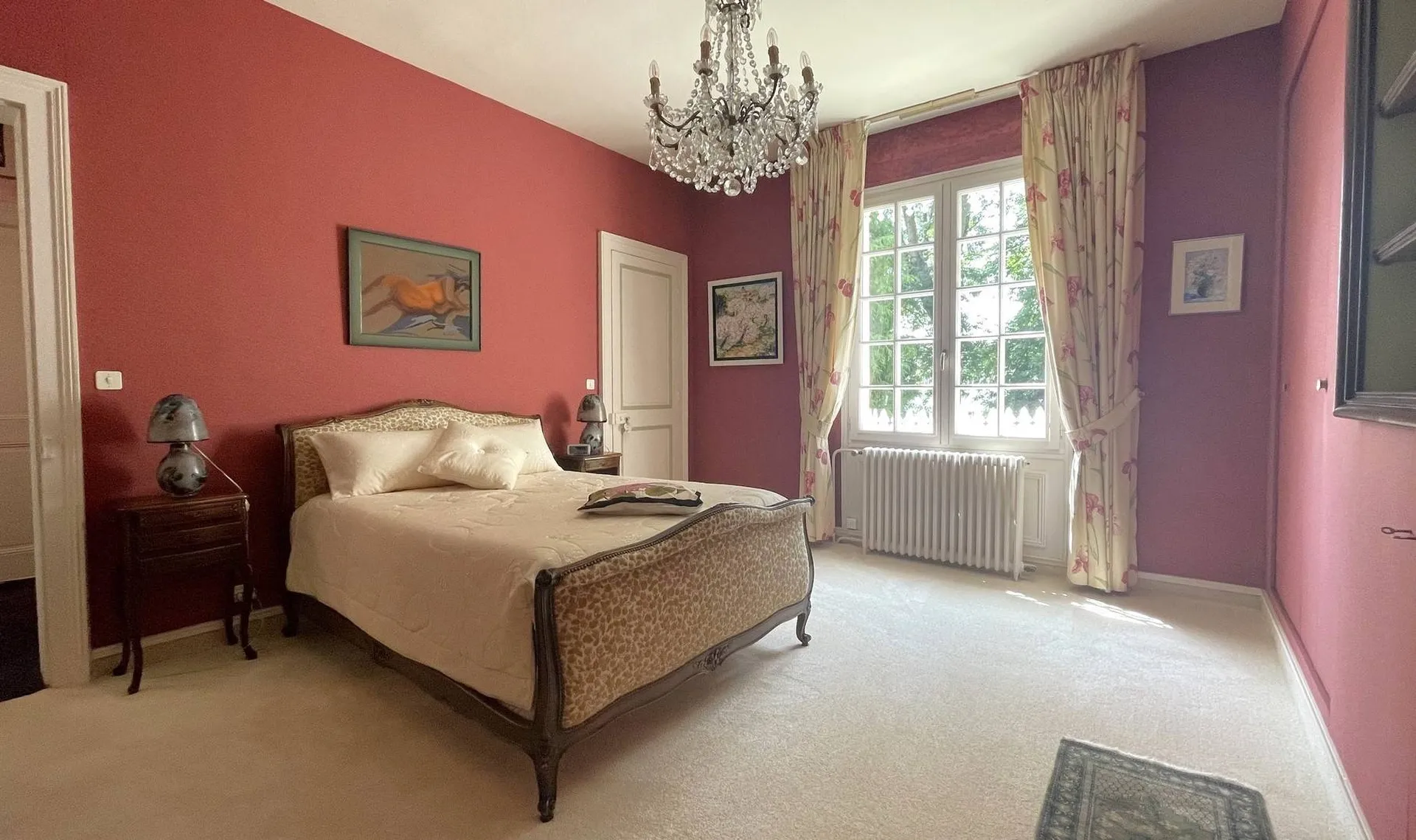 Propriété en vente : au deuxième étage, vous trouverez trois chambres additionnelles, une salle de détente avec sauna et une salle de bains complète.