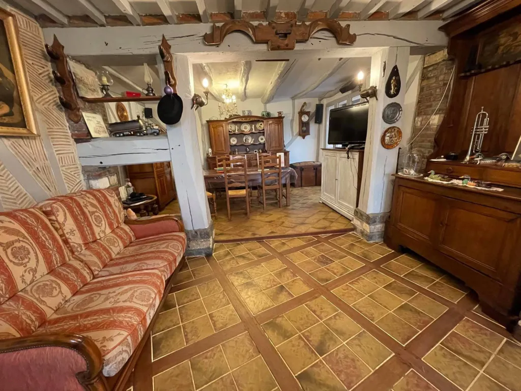 La maison dispose également de trois garages dont 1 pour camping car , deux bâtiments et un abri de jardin barbecue