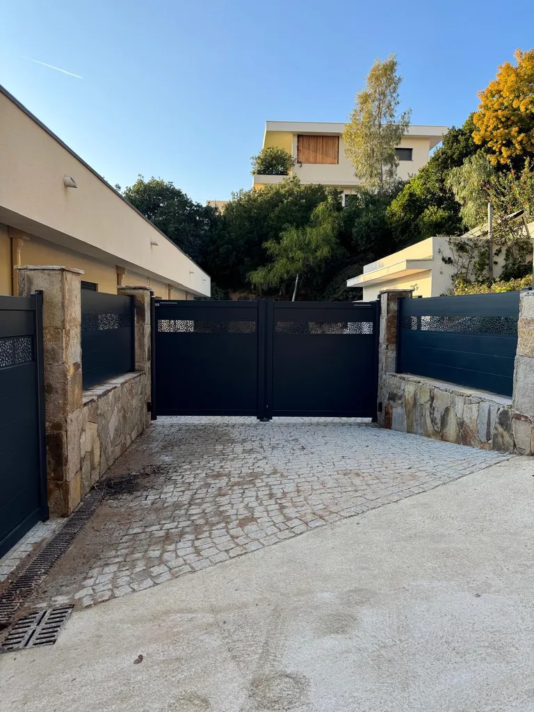 Fermeture d'une propriété à Porticcio : portail Tschoeppé Linéo Life motorisé Ghostopener, 60 m de clôtures en pente, muret parmé de pierre naturelle