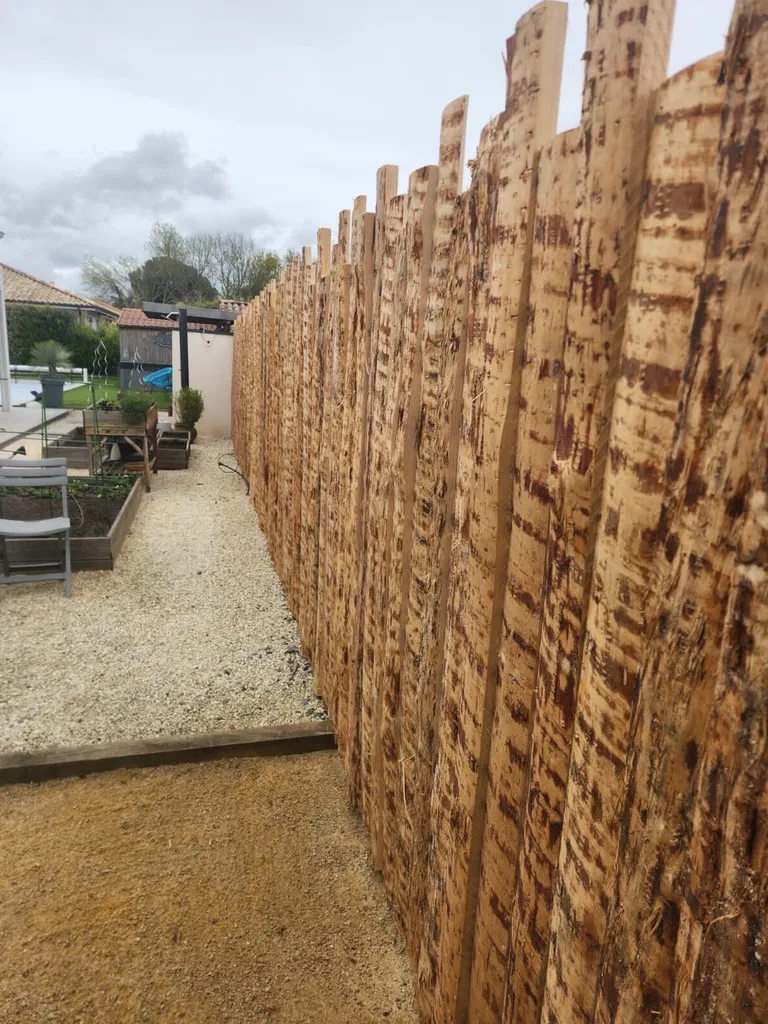 Clôture bois haut de gamme en croûte de pin à Sanguinet dans les Landes.