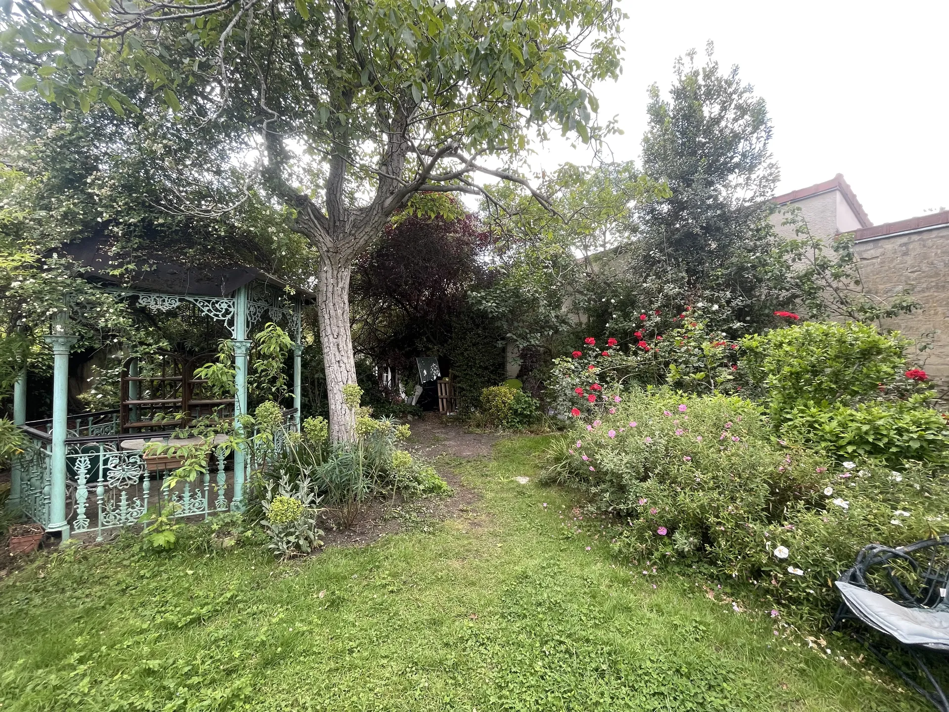 Jardin avec grand potentiel paysager à vendre chez Helix immobilier le Vésinet
