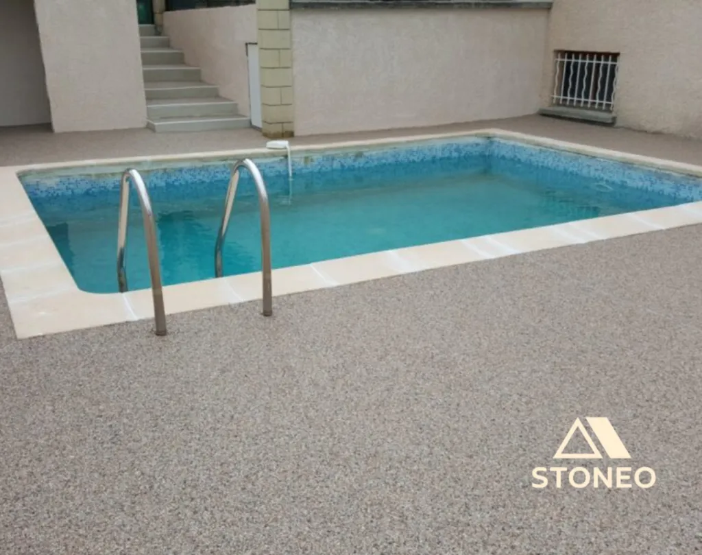 Optez pour une terrasse ou une plage de piscine en moquette de pierre à Romans sur-Isère et partout dans le 26, 07 et 38