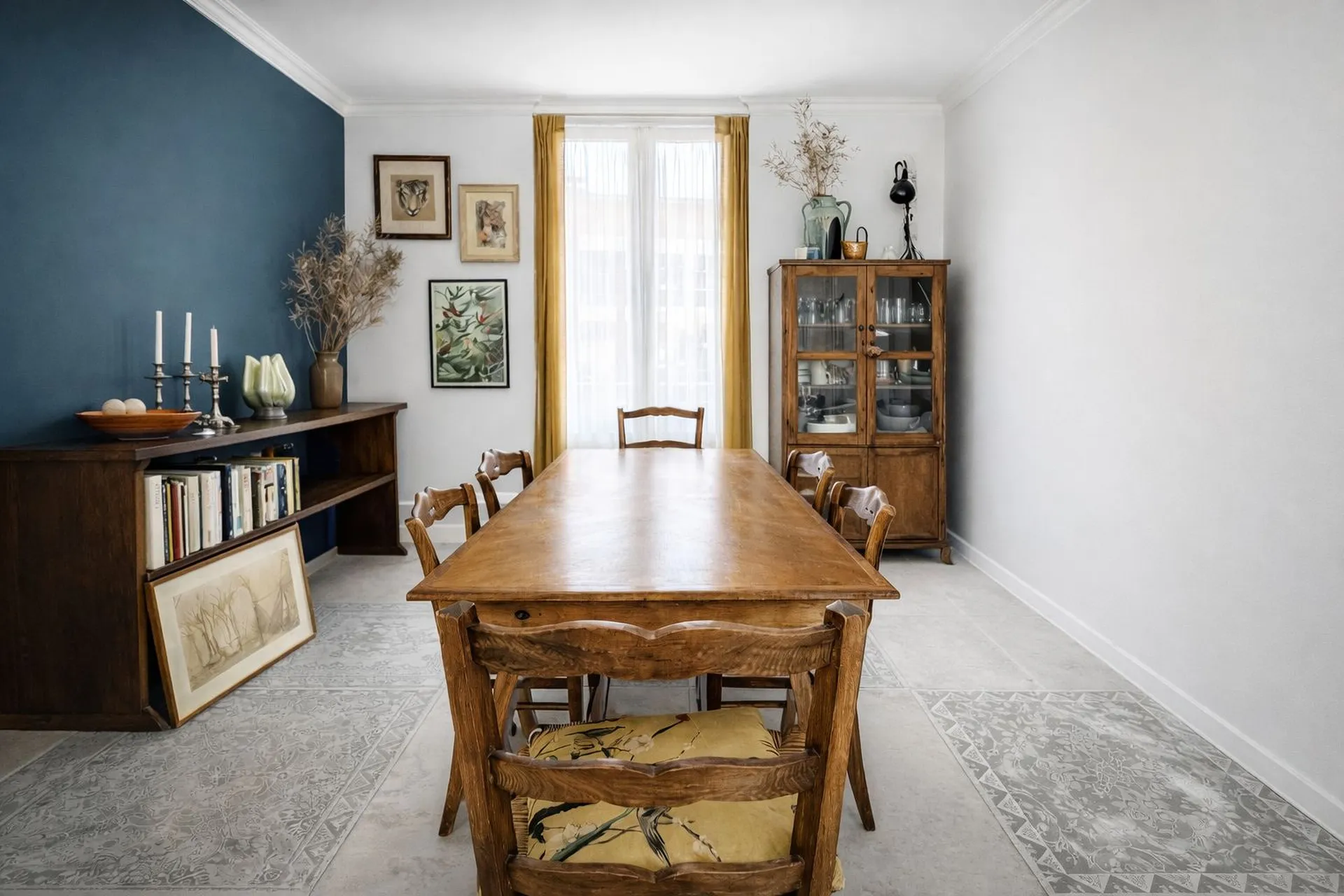 Salle à manger ouverte sur la cuisine