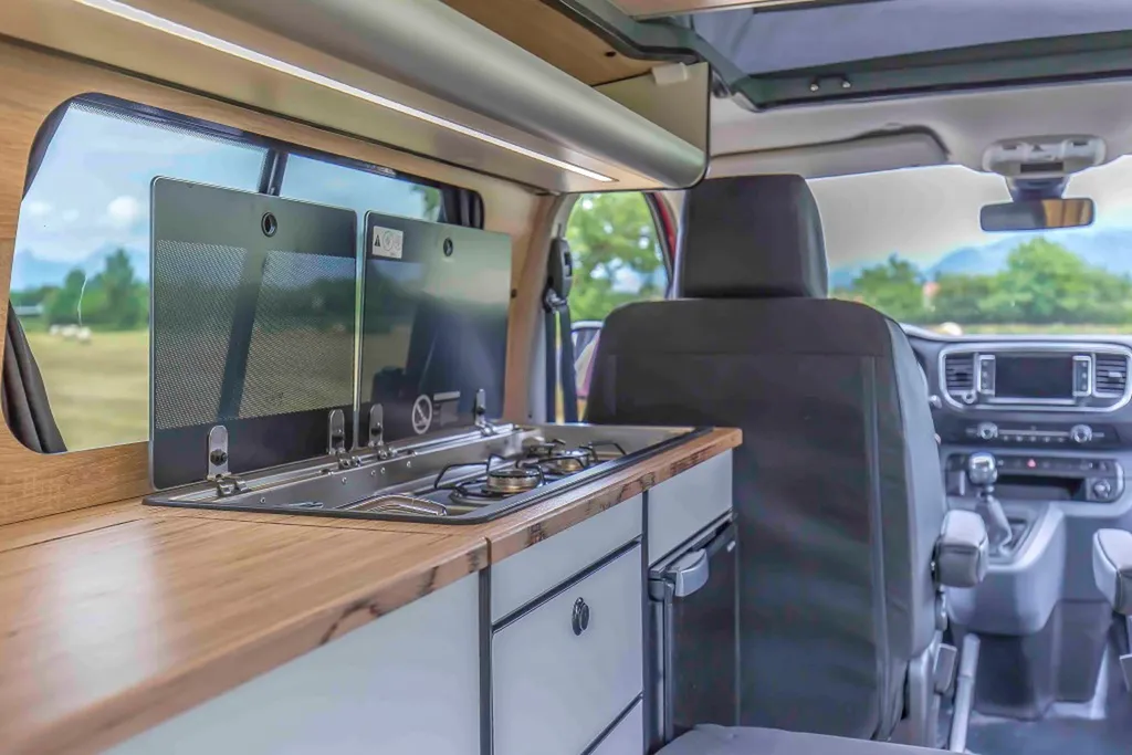 Aménagement intérieur sur-mesure Peugeot Expert Medium finition bois clair et façades blanches à Lyon dans le Rhône