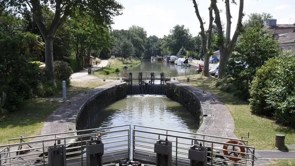Canal du midi écluse de Vias proche du Camping le mas de la plage