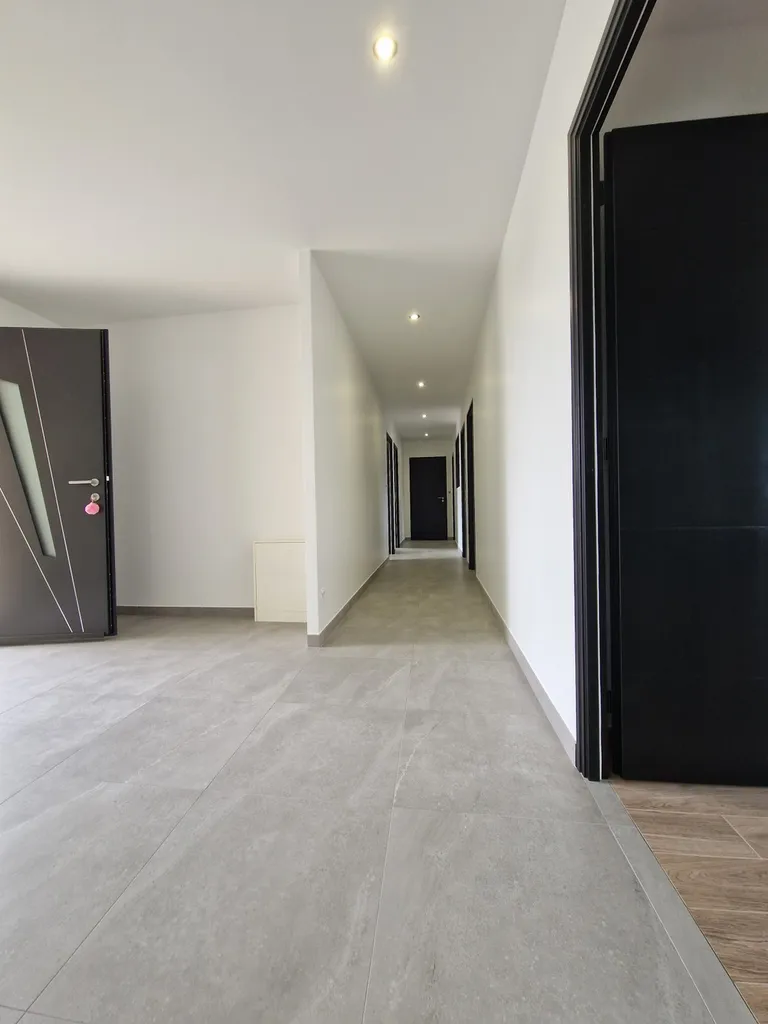 Reprise totale d'une maison neuve en enduit et peinture entre Yvetot et Le Havre après le passage d'un peintre qui n'a pas su répondre aux exigences du client.