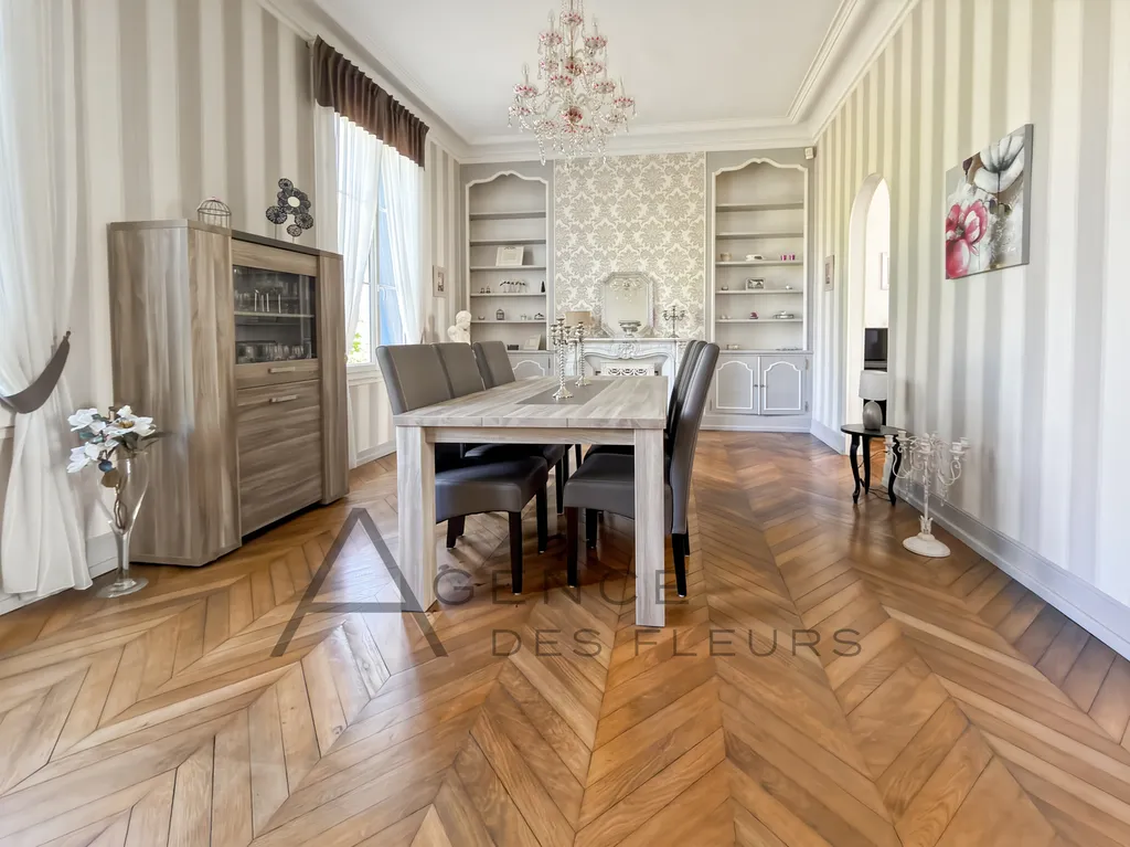 À vendre, propriété d'exception de 265 m² sur un terrain de 5200 m² située à LA SAUSSAYE 27370