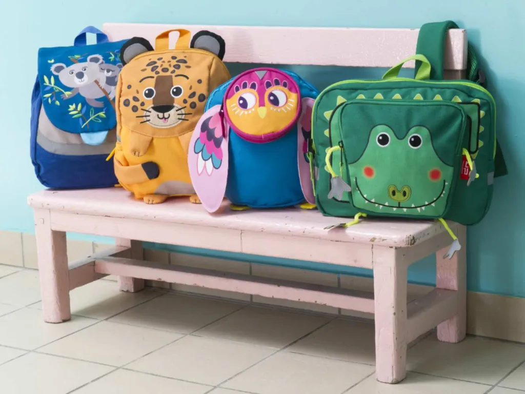 photographe maroquinerie sac scolaire nature morte sur banc rose