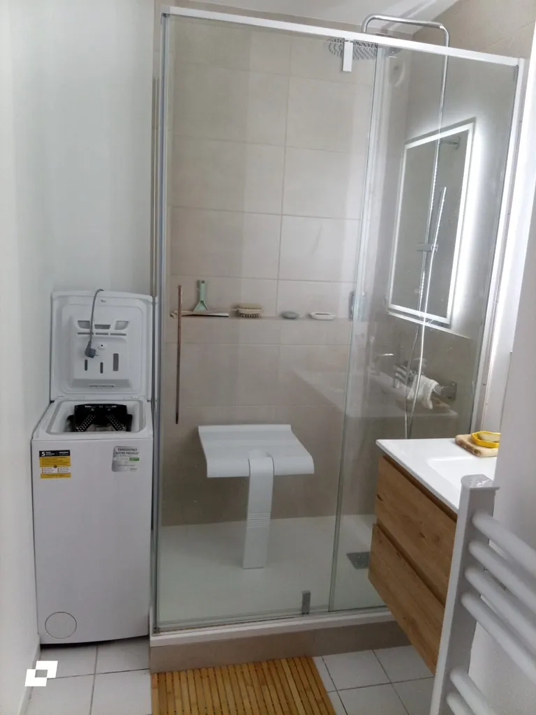 Installation d'un siège de douche rabattable pour maintien à domicile à Toulouse