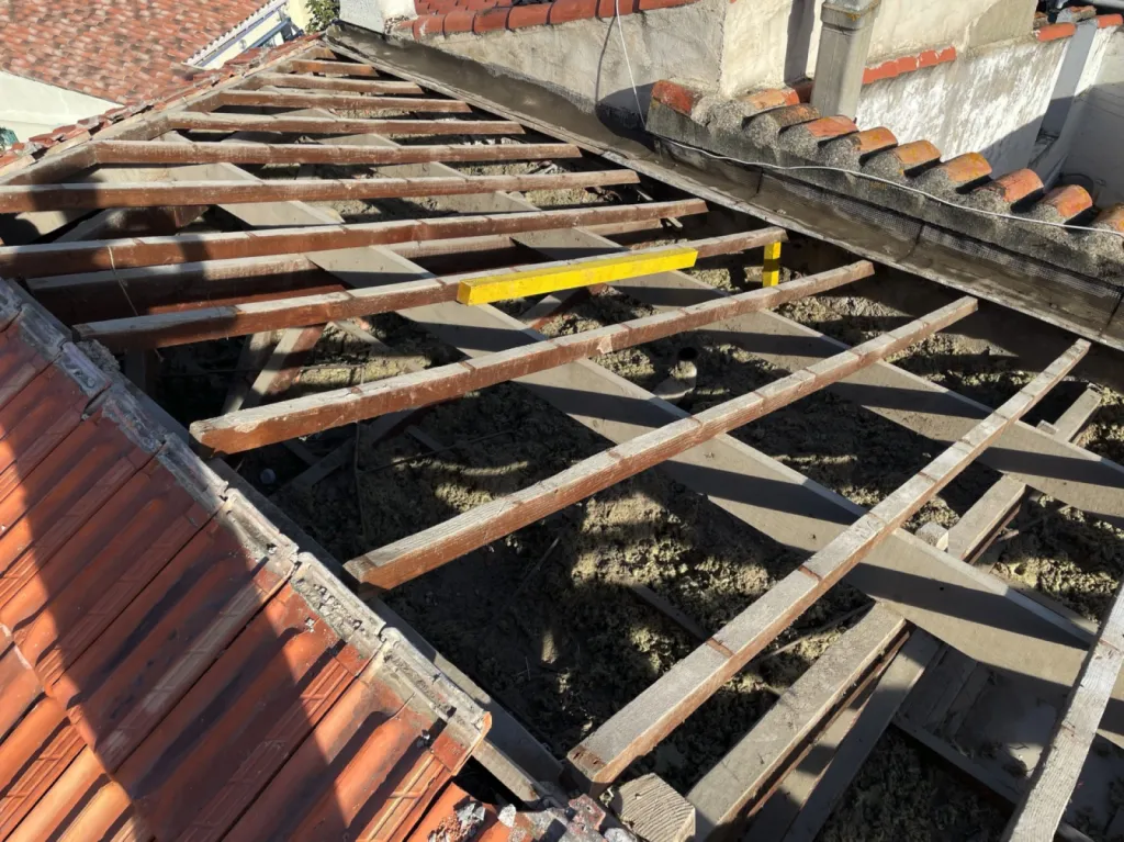 Intervention des couvreurs sur un changement de toiture de maison sur Châteauneuf-les-Martigues près de Martigues