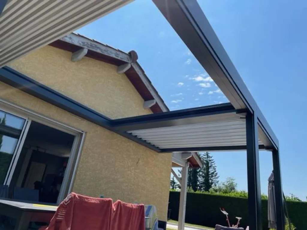 Installation d'une pergola bioclimatique aluminium sur mesure de marque MARQUISES en région Rhône Alpes à Saint-Romain-de-Jalionas