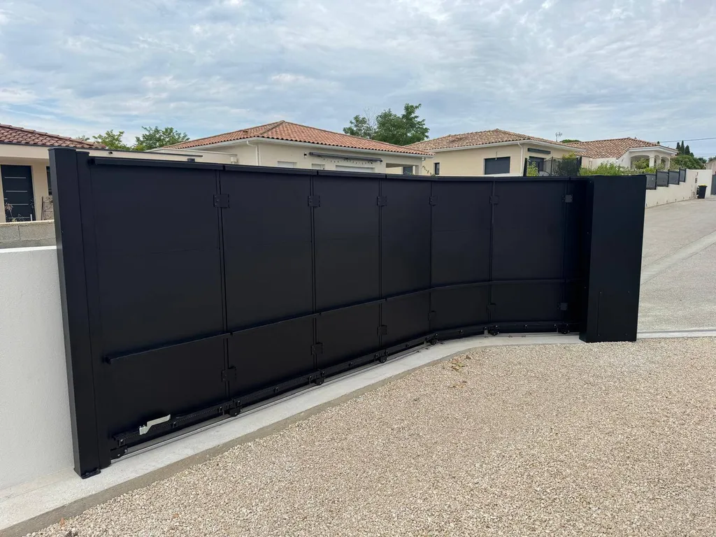 Installation d'un portail coulissant sectionnel près de Nîmes sur la commune de Aubais