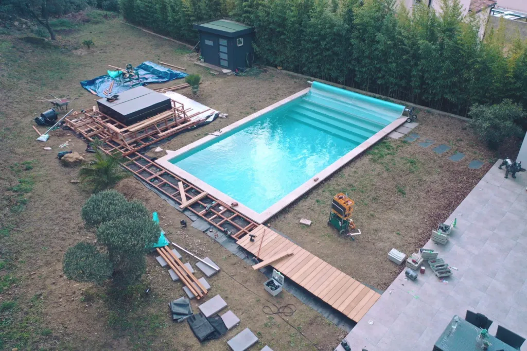 Installation d’un spa Napoli Luxe sur terrasse bois paysagée
