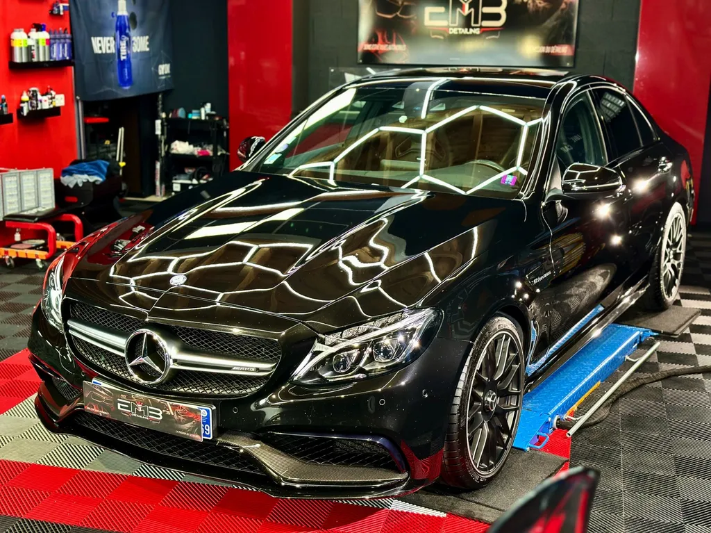 Detailing auto rénovation carrosserie lyon traitement céramique Mercedes C63 AMG