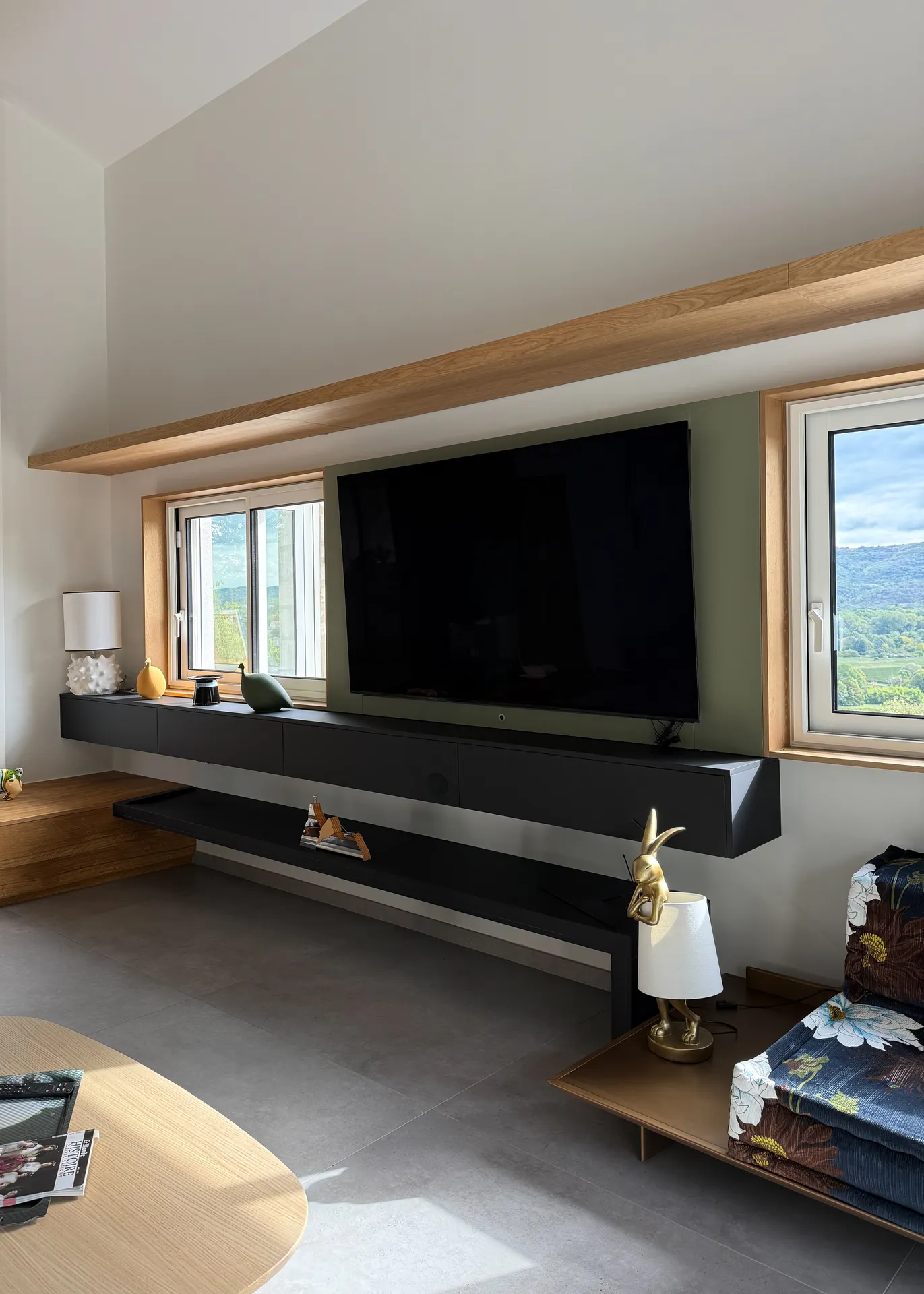 Meuble télé sur mesure en bois et rangements intégrés pour un intérieur contemporain vers Ruoms en Ardèche
