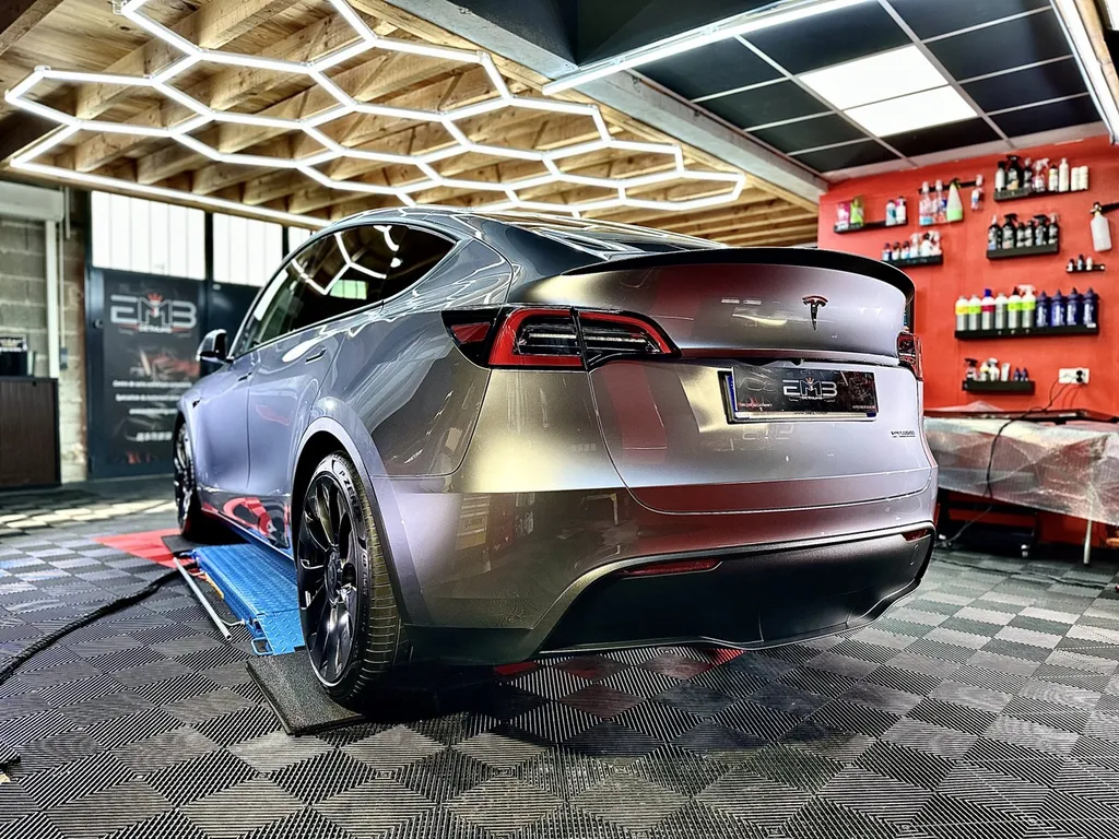 traitement céramique Lyon film de protection carrosserie PPF film plastique carrosserie Tesla model Y Lyon 