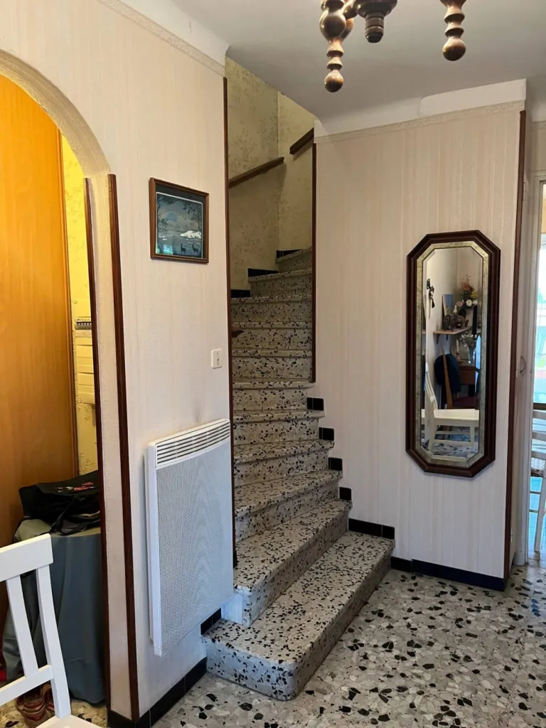 Ca c'était avant..! Installation par Oval'access d'un fauteuil monte-escalier monorail OTOLIFT Modul'Air en intérieur à six fours dans le Var entre Toulon & Marseille