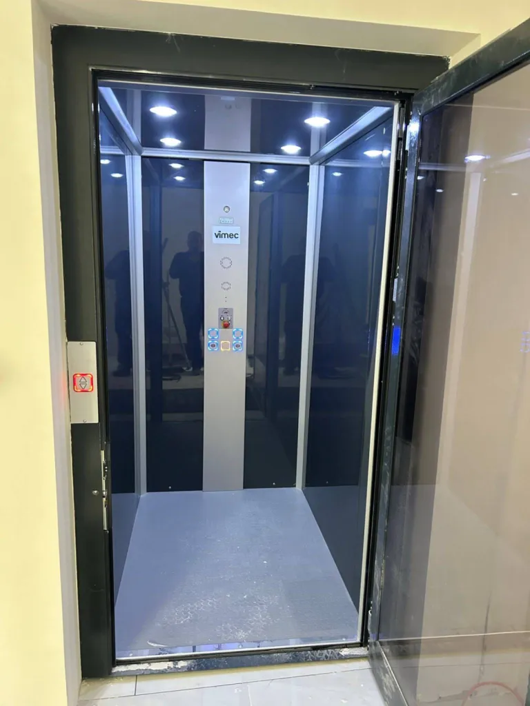 Divers choix de coloris de parois pour cet élévateur vertical VIMEC installé dans une maison rénovée près de Marseille