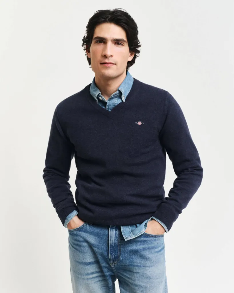 Découvrez le pull classique GANT col V dark navy mélange chez Urban Chic La Suite à Dieppe