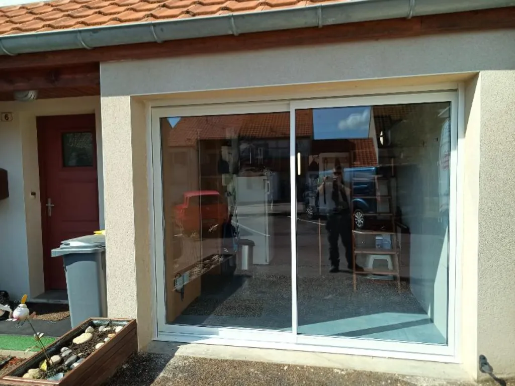 Pose d'un coulissant aluminium avec volet roulant manuel Franciaflex à Quetigny – Fabrication française et performance thermique