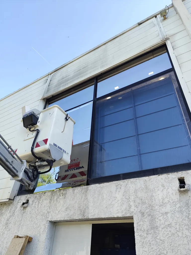 FILMS SOLAIRE ASPECT MIROIR VISTA 90 XC ANTI CHALEUR ET LUMINOSITÉ POUR BAIES VITRÉES PHARMACIE MARIGNANE 
