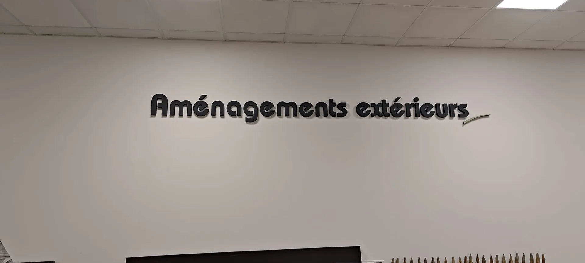 Habillage intérieur et extérieur d'une boutique éphémère et signalétique sur mesure pour orienter vos clients et renforcer l’image de votre boutique à Toulouse