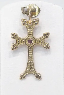 croix en or 18 carats sertie d'un rubis  croix en or 18 carats sertie d'un rubis
